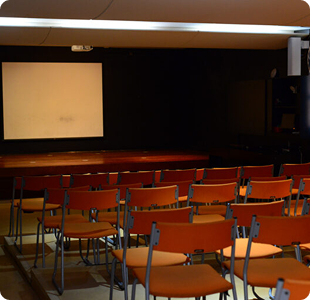 Auditório da ESTA com poltronas e telão