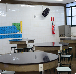 Laboratório de ciências da ESTA com tabela periódica na parede