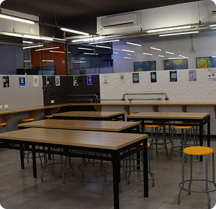Sala Maker da ESTA com bancadas de trabalho