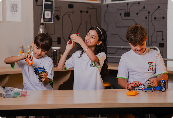 Alunos da ESTA construindo um projeto de robótica na Sala Maker