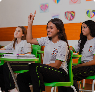 Alunos da ESTA em sala de aula, um deles levantando a mão
