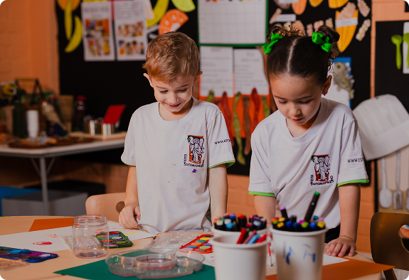 Crianças da ESTA em atividade de arte na sala de aula