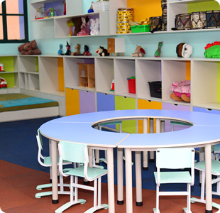 Sala de aula da ESTA com brinquedos e mesa redonda