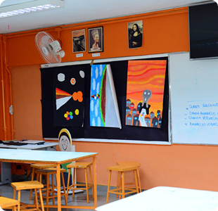 Sala de aula da ESTA com trabalhos de arte dos alunos expostos