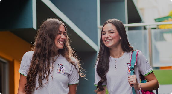 Duas alunas da ESTA conversando e sorrindo