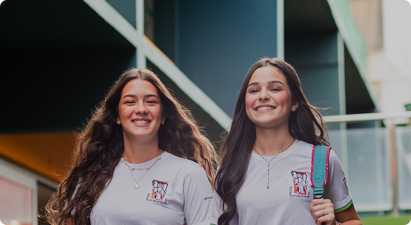 Duas alunas da ESTA sorrindo lado a lado