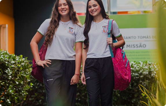Duas alunas da ESTA sorrindo lado a lado com mochilas