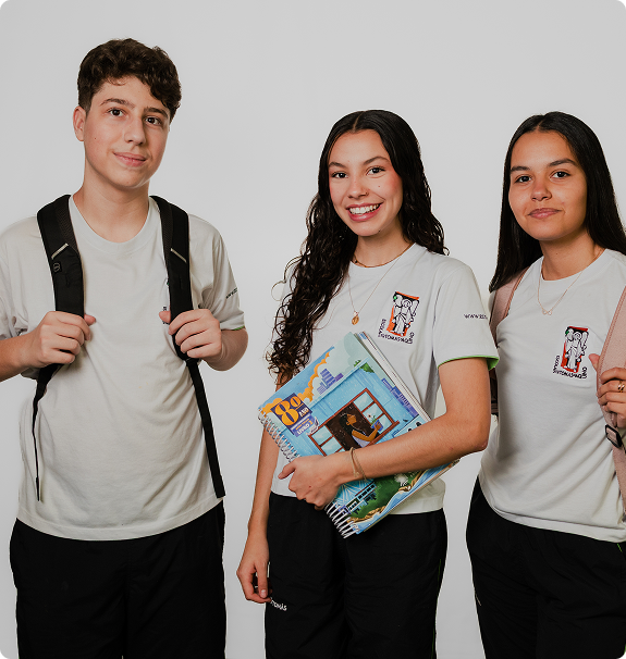 Alunos da ESTA sorrindo, um deles com mochila e outra segurando cadernos